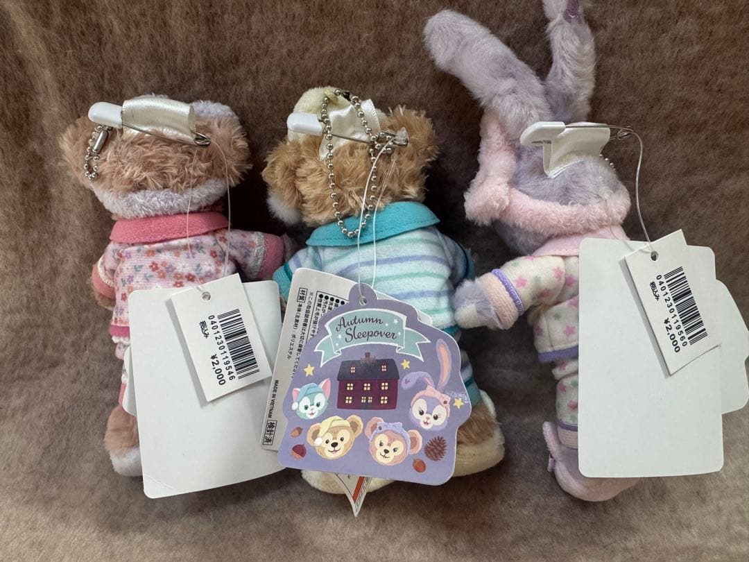 ダッフィー ぬいぐるみバッジ　オータムスリープオーバー　パジャマ