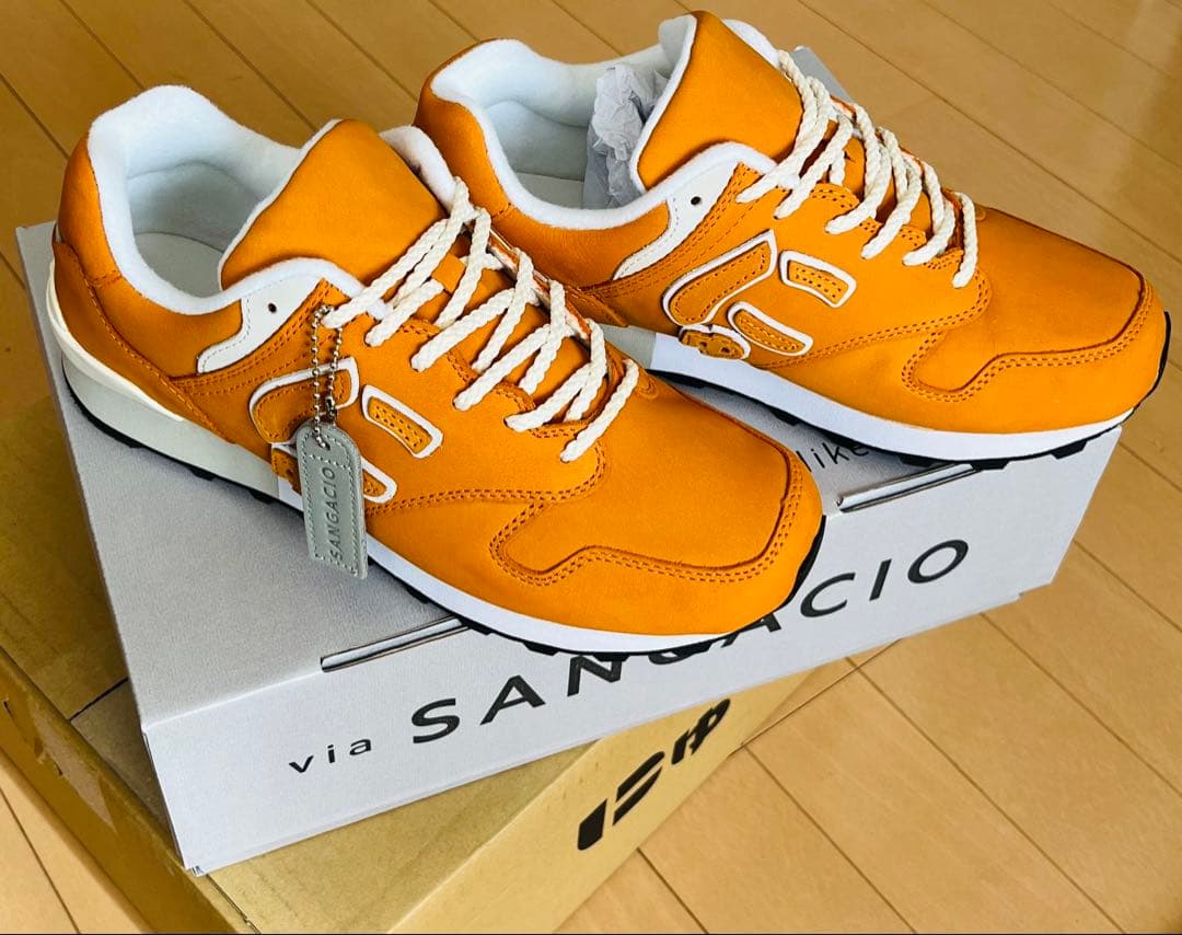 にゅ〜ず　オレンジ ランニングシューズ via SANGACIO 24.5cm