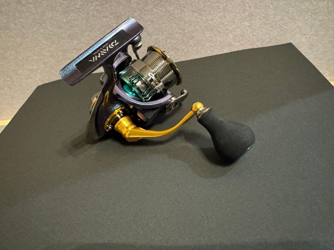 未釣行品 ダイワ 15エメラルダス AIR 2508PE-H スピニングリール