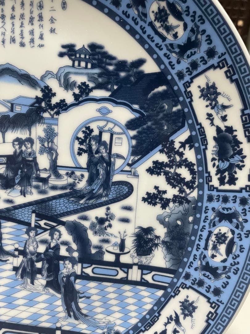 中国青と白彫刻 青花 人物物語 青花観賞皿 置物 観賞皿 。