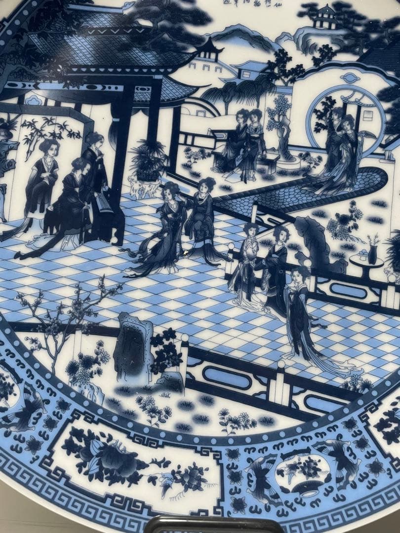 中国青と白彫刻 青花 人物物語 青花観賞皿 置物 観賞皿 。