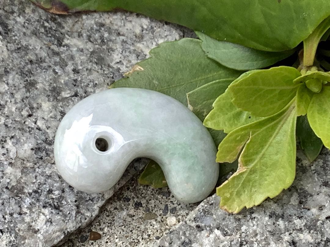 神様宿る✳氷の世界　糸魚川翡翠勾玉アイスジェイド　高額勾玉を卸し値段にて鑑別書付