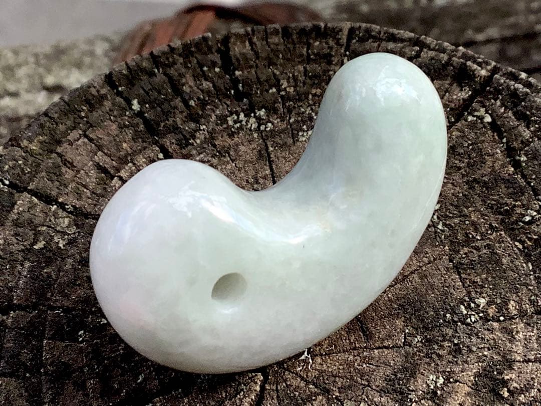 神様宿る✳氷の世界　糸魚川翡翠勾玉アイスジェイド　高額勾玉を卸し値段にて鑑別書付