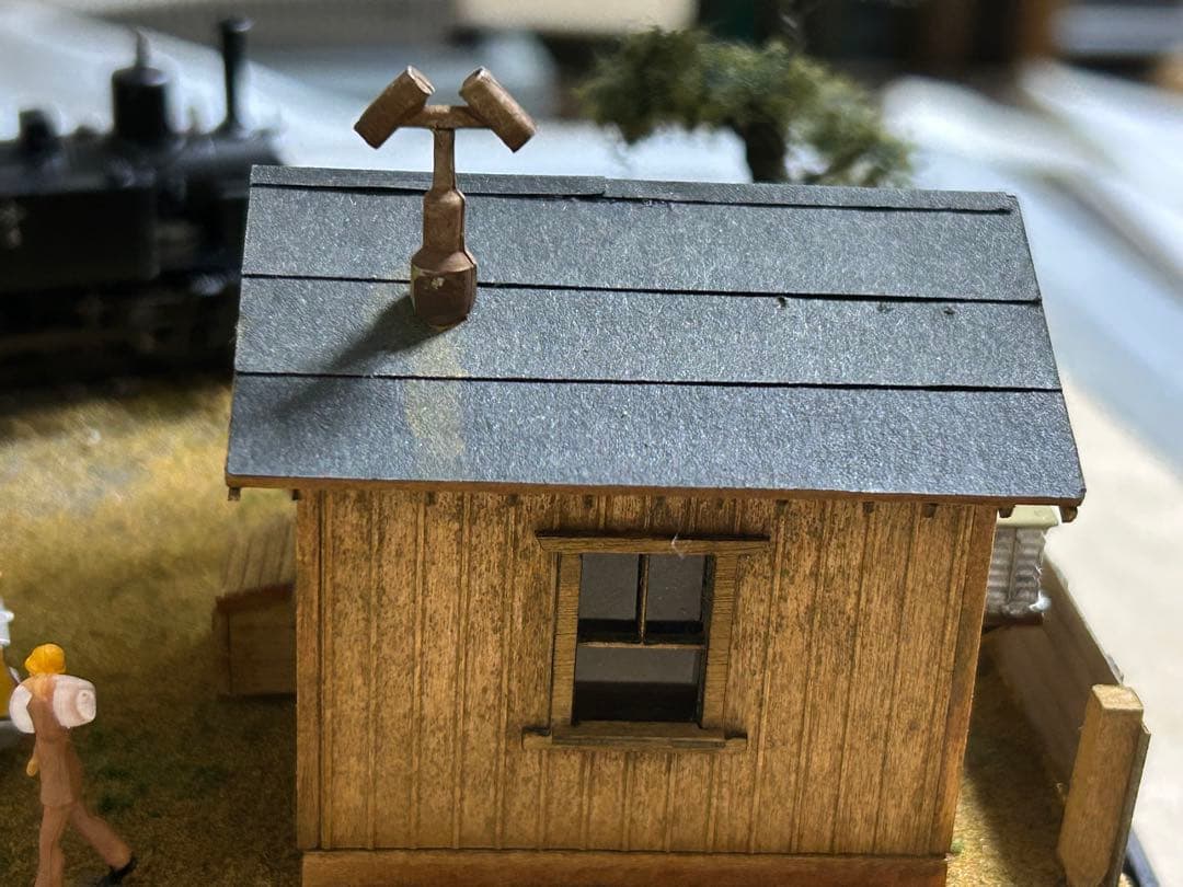 食*ン様 機関庫のある風景〜HOナロー 鉄道模型 展示台 ジオラマ