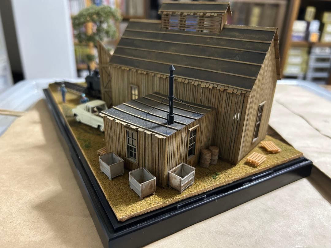 食*ン様 機関庫のある風景〜HOナロー 鉄道模型 展示台 ジオラマ