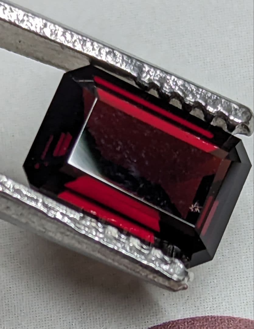 天然ガーネット 1.89ct エメラルドカット ルース