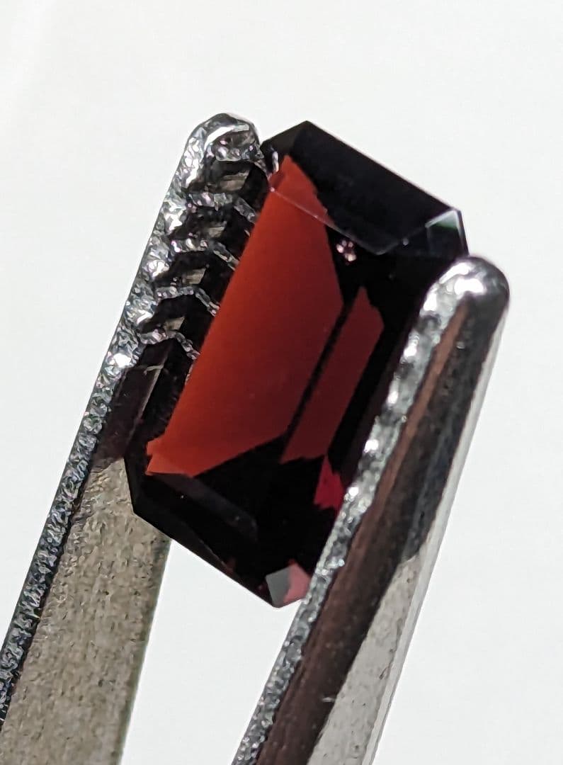 天然ガーネット 1.89ct エメラルドカット ルース
