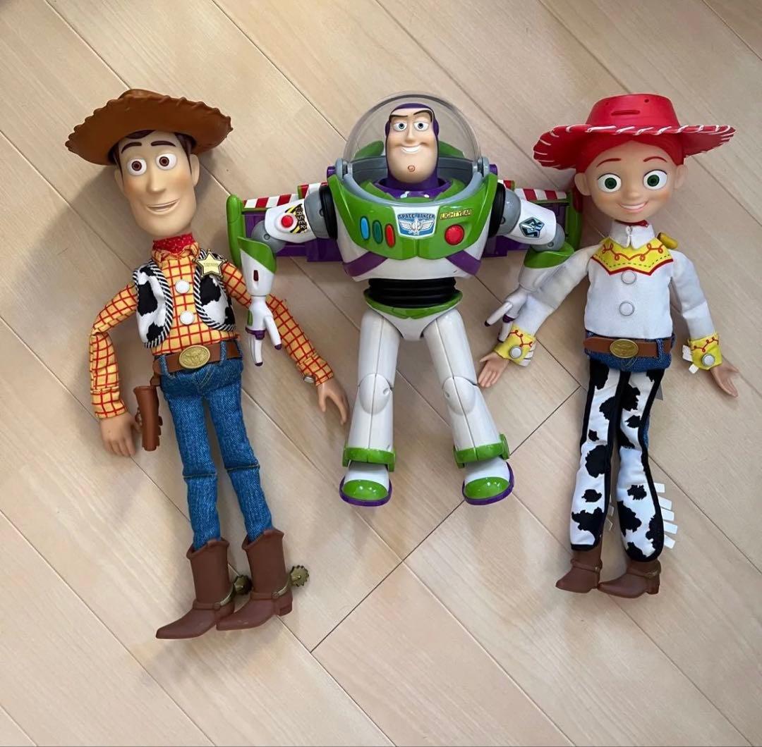 トイストーリー　リアルサイズトーキングフィギュア　ウッディ　バズ　ジェシー