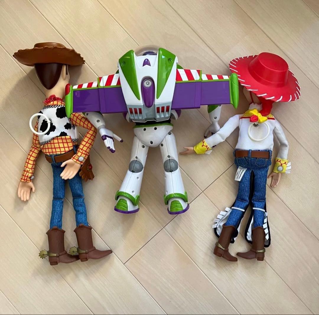 トイストーリー　リアルサイズトーキングフィギュア　ウッディ　バズ　ジェシー