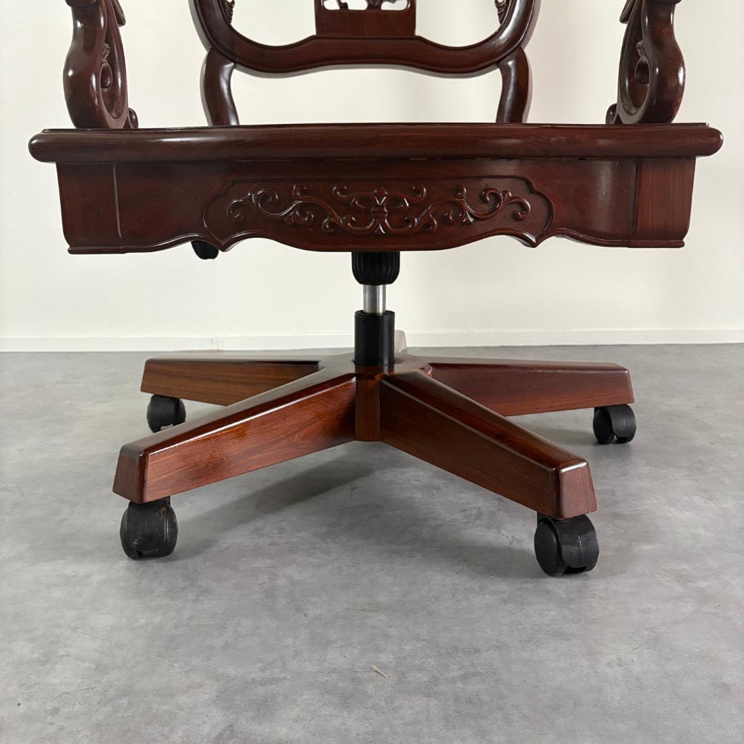 キャスター付き アンティーク調　透かし彫り チェア