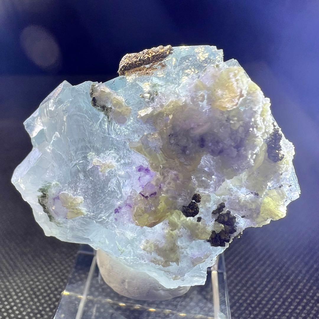 ヤオガンシャン産　パイライト、ドロマイト共生ライトブルーフローライト