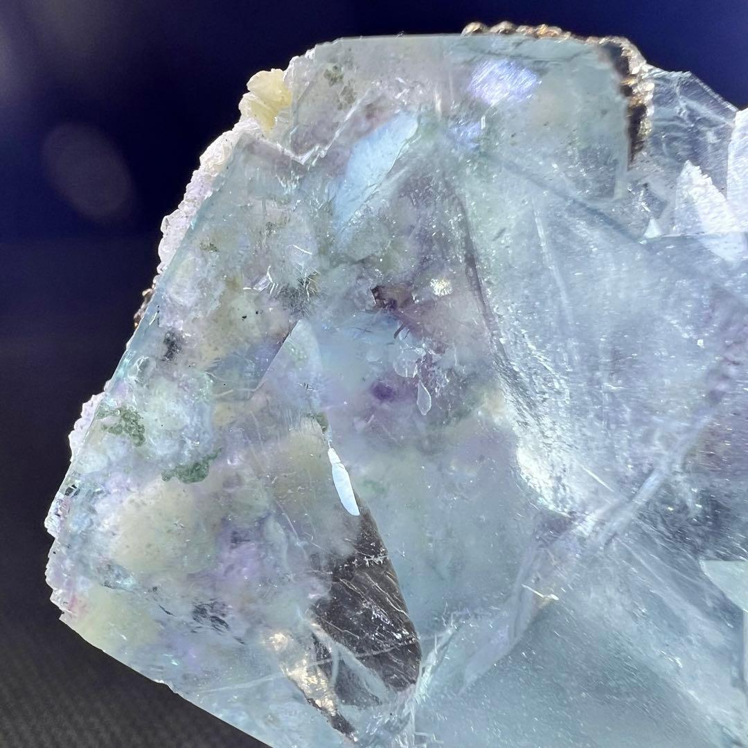 ヤオガンシャン産　パイライト、ドロマイト共生ライトブルーフローライト