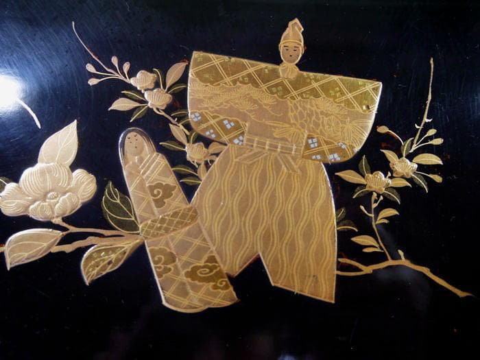 美しい立雛ノ図と兜ノ図　木製金蒔絵　四方盆の大　27.3cm　桃の節句端午の節句