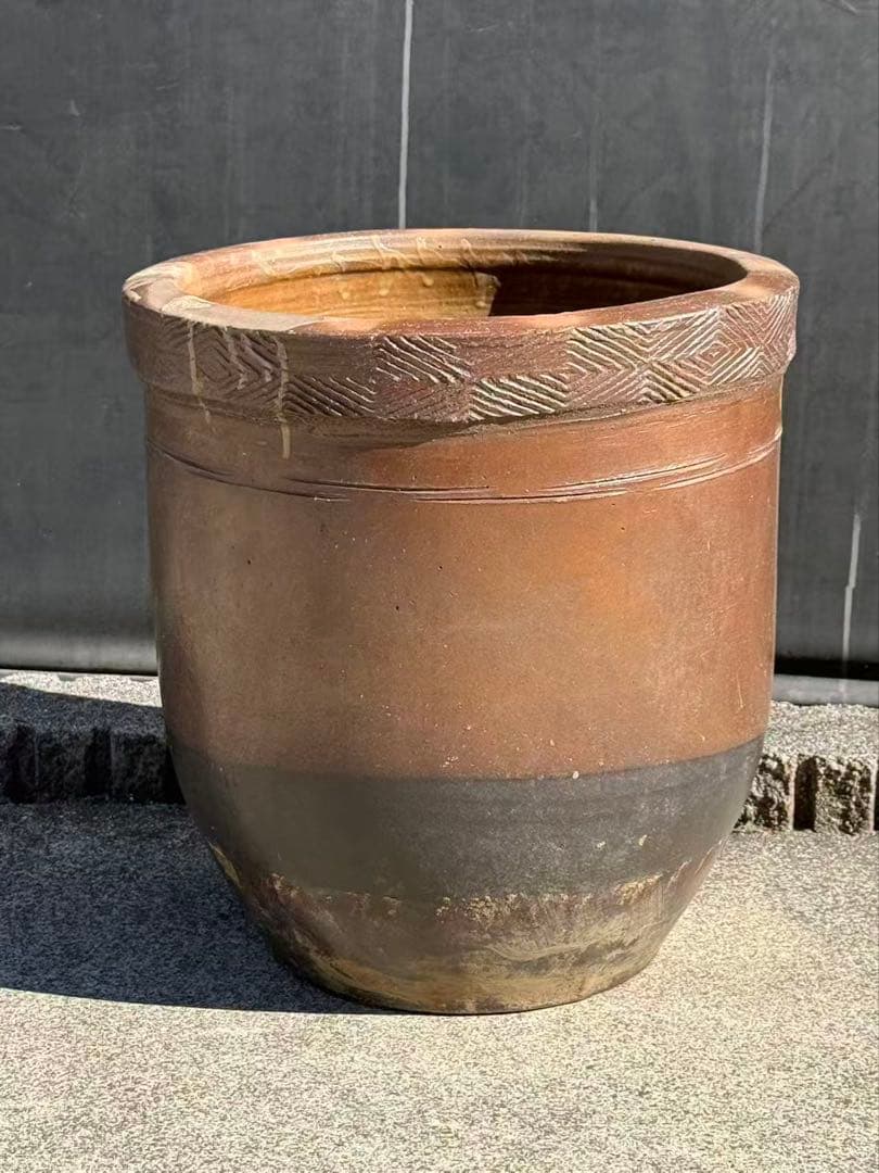 甕重厚感がありますので、庭や古民家のお庭の雰囲気づくりをされたり 年代品