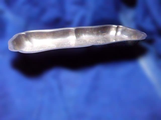 英国銀製品の老舗MFGのレオナルドシルバーの彫刻模様が施されたアンティークトレイ