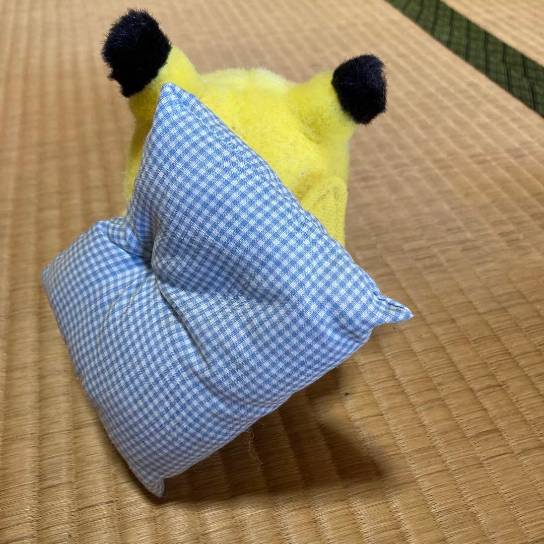 ピカチュウ ぬいぐるみ チェック柄枕付き　TOMY