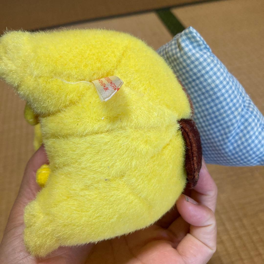 ピカチュウ ぬいぐるみ チェック柄枕付き　TOMY