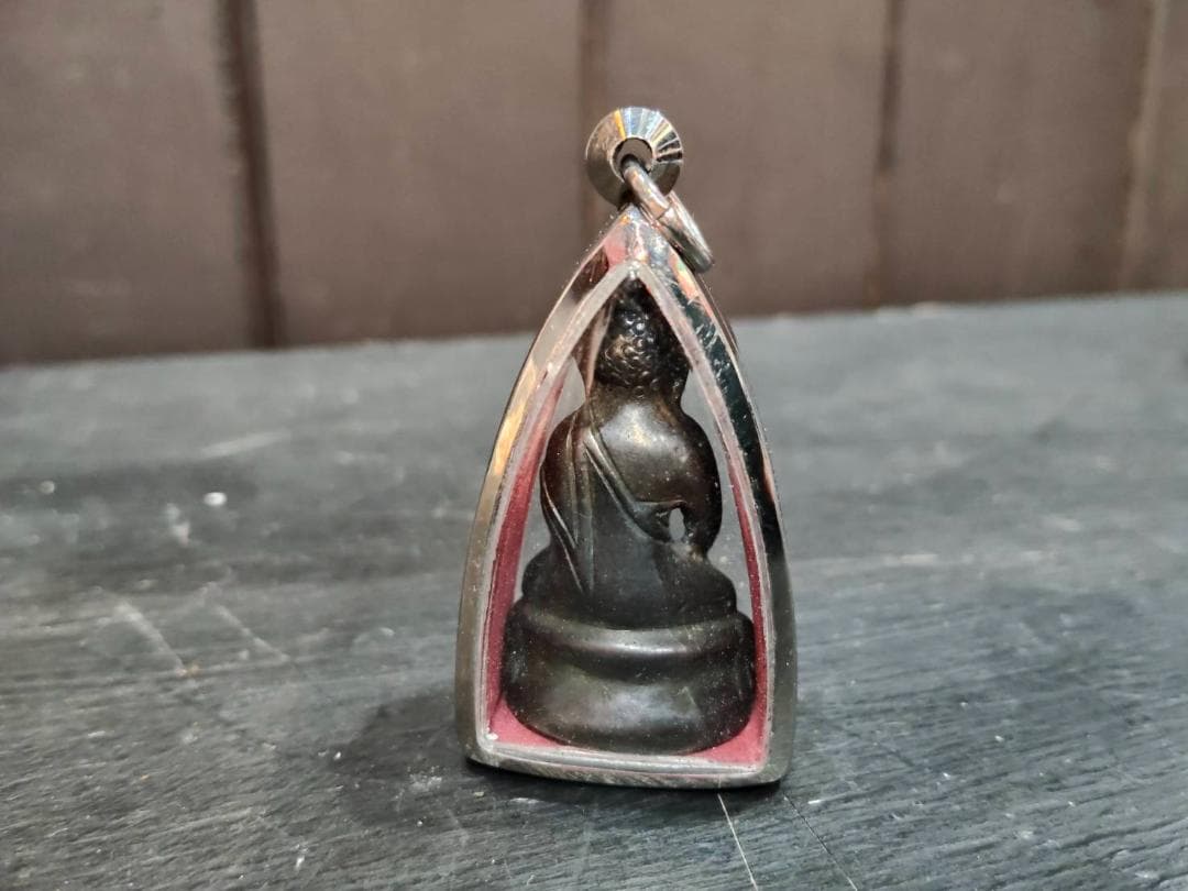 タイのお守り　プラ・クリング像　ワットスタット寺院