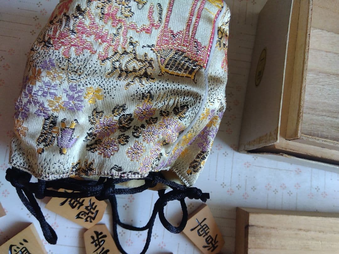 盛り上げ駒天竜作錦旗の書体