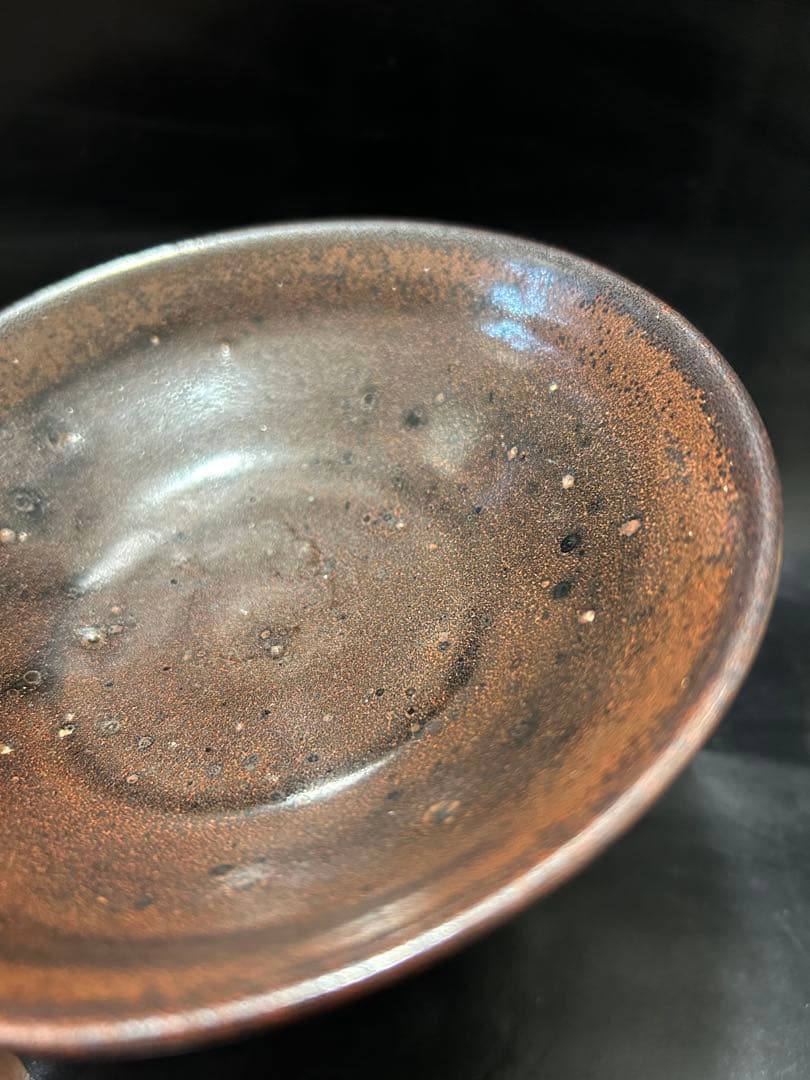 美しい古美術◾️蔵からかなり美しい黒い釉薬の天目平茶碗が出てきました。