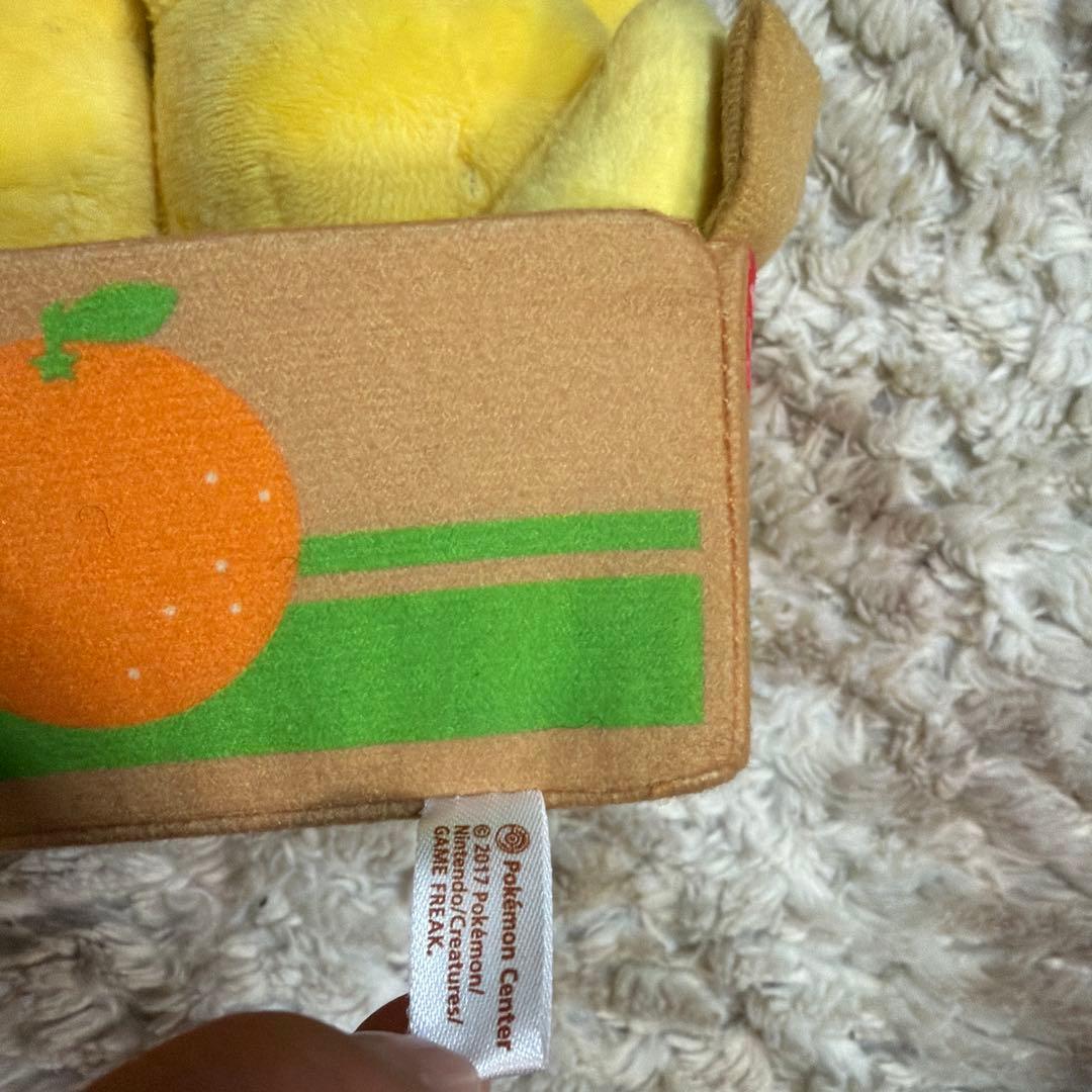 ピカチュウ ぬいぐるみ オレンジの箱入り