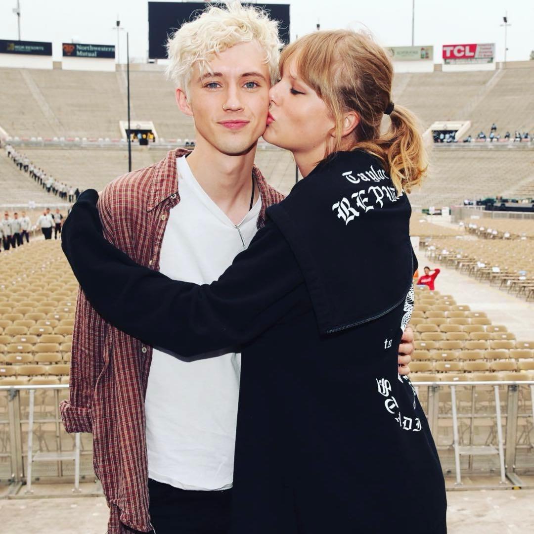 Taylor Swift reputation tour パーカー