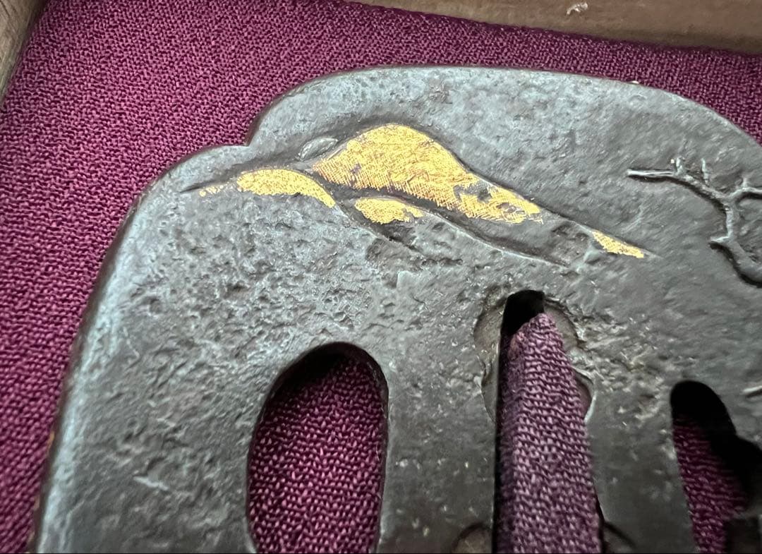 刀装具 鐔 唐人山見図金銀象嵌鉄地鐔 大刀鐔 山河木 日本刀 年代物 箱付き