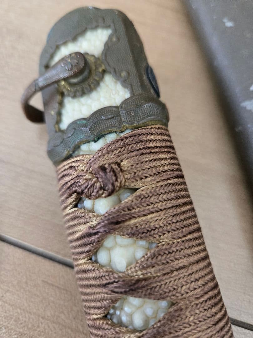 第二次大戦中実物　98式将校軍刀拵え(刀身なし)　8枚切羽　家紋入り　揃い部品