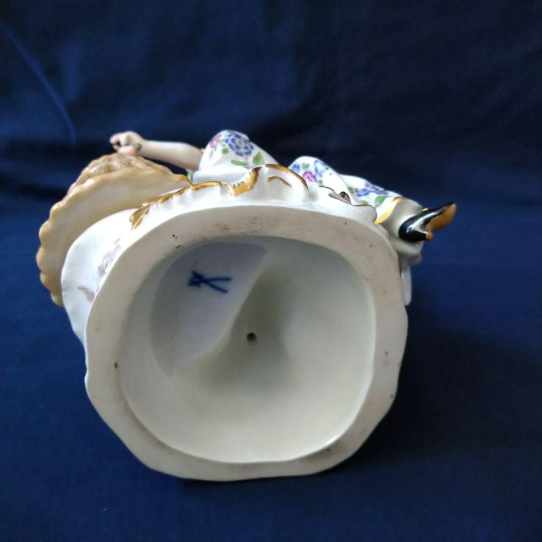 ✤マイセン(Meissen)フィギュリン✤『大きな籠のそばで座る女性』