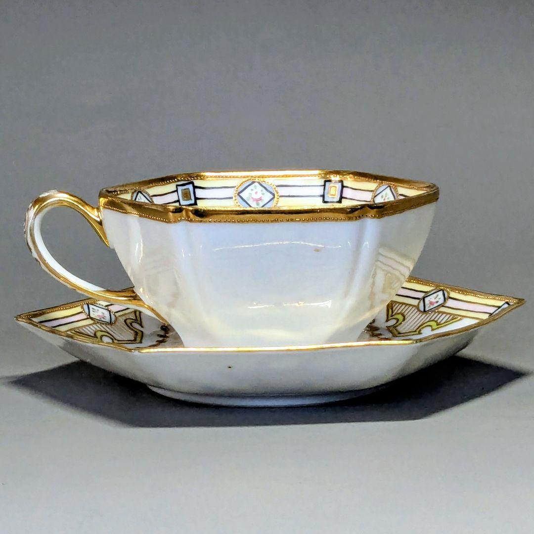 オールドノリタケ・金盛上陽刻薔薇柄　ガーランド装飾　ヘキサゴン　カップ＆ソーサー