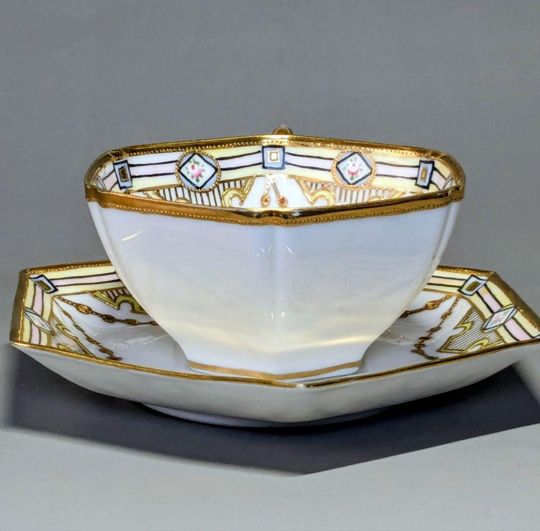 オールドノリタケ・金盛上陽刻薔薇柄　ガーランド装飾　ヘキサゴン　カップ＆ソーサー