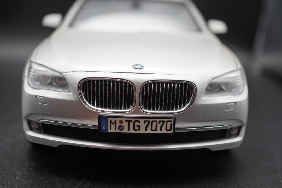  7シリーズ ミニカー 1/18