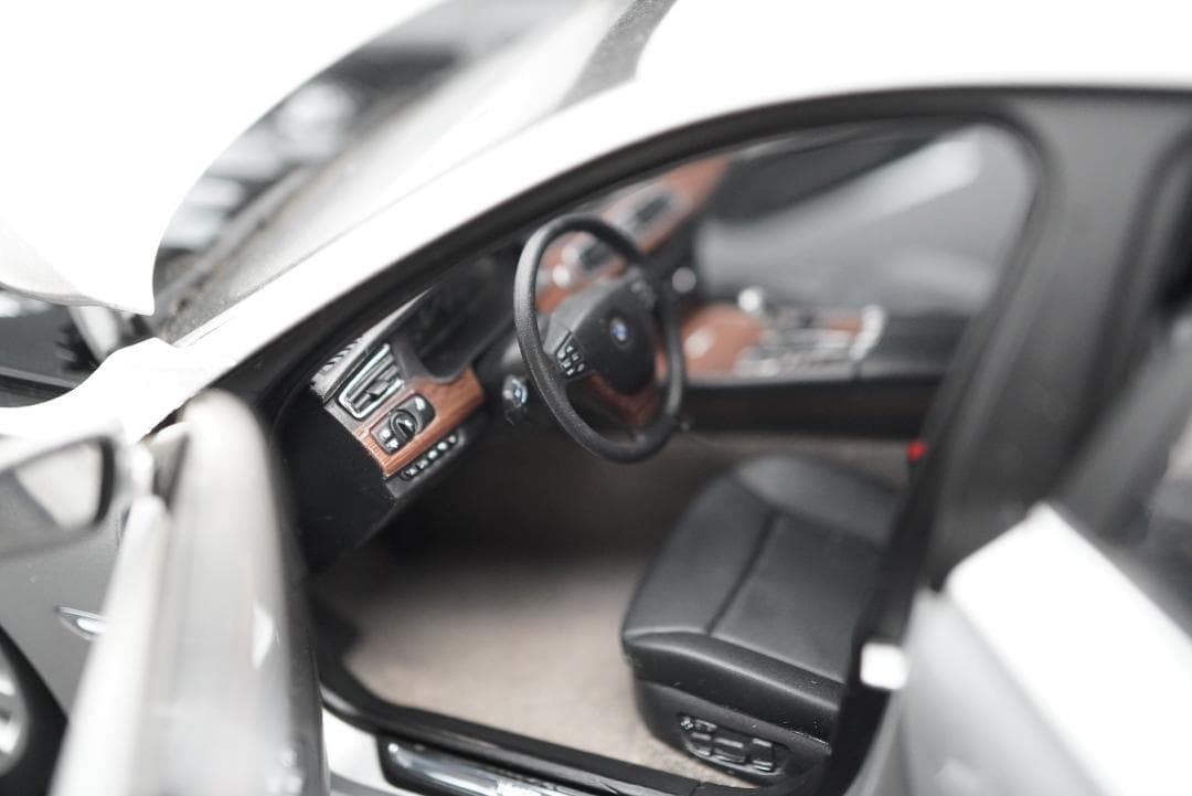  7シリーズ ミニカー 1/18