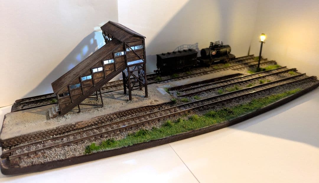 食*ン様 Ｎゲージ・ジオラマ展示台【ローカル駅寸景】※貨車2両付き！