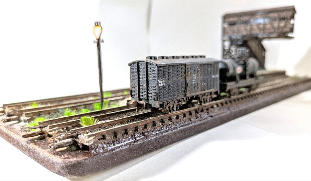 食*ン様 Ｎゲージ・ジオラマ展示台【ローカル駅寸景】※貨車2両付き！