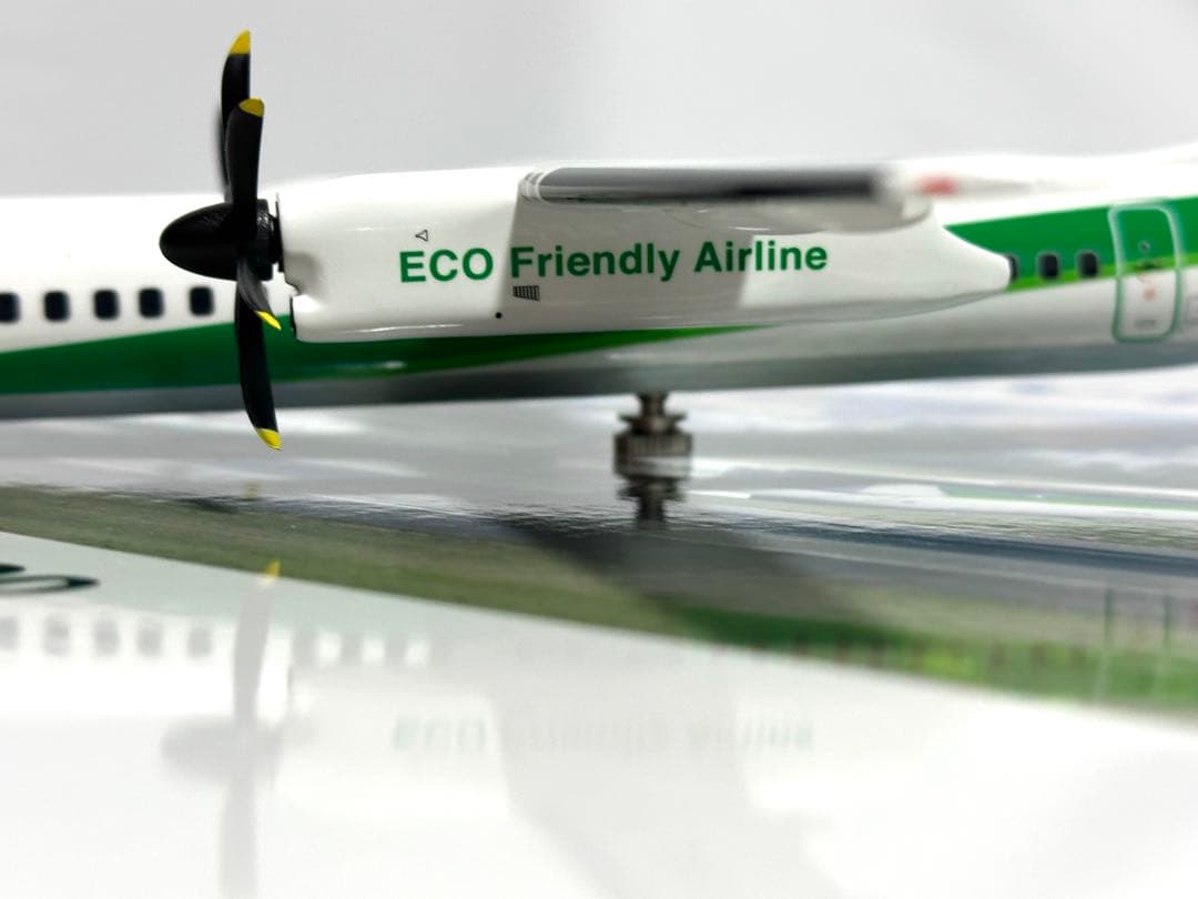 全日空商事 1/100 ANA DHC-8-400 NH11013 台座付き