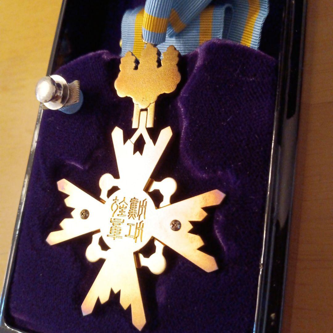 【極美品 完品】現行タイプ 新型 瑞宝中綬章 略章付 化粧箱入 勲三等 勲章