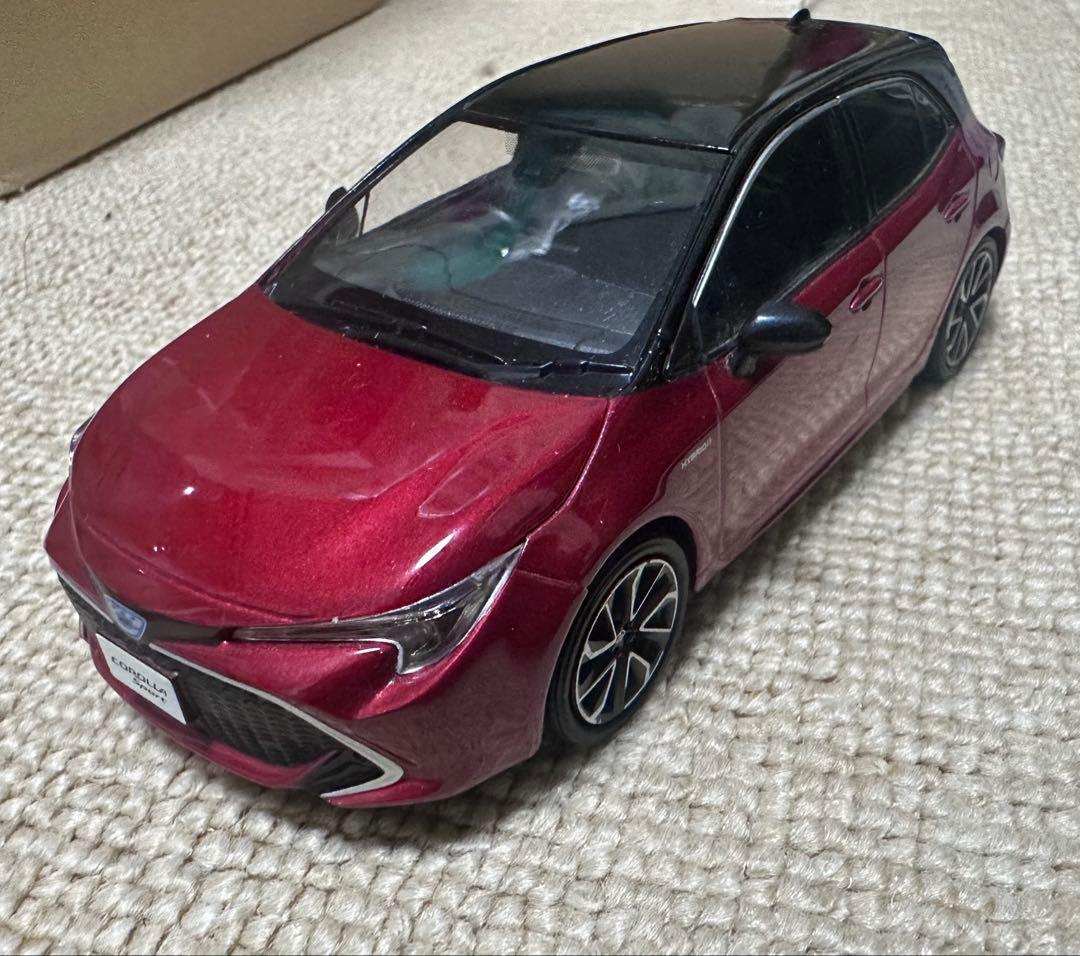 トヨタ　カローラスポーツ　カラーサンプル　ミニカー　ブラック✖️レッド
