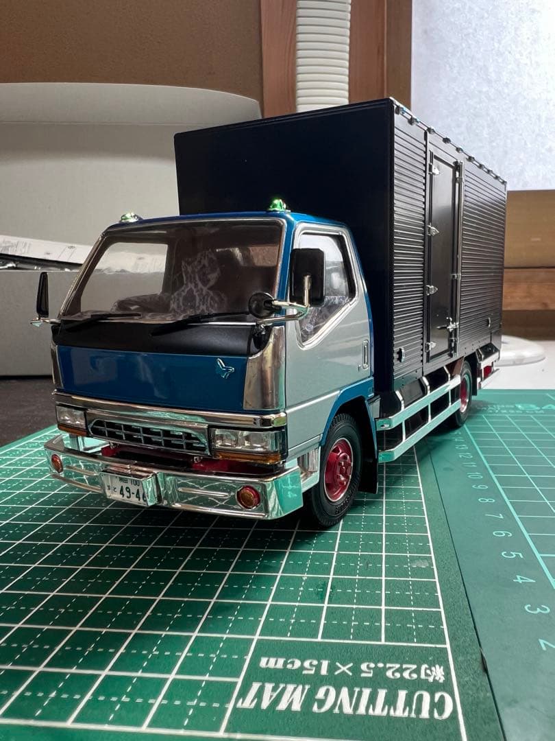 アオシマ　1/32 2tキャンター　完成品