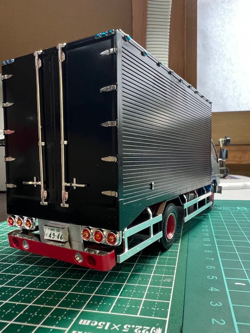 アオシマ　1/32 2tキャンター　完成品