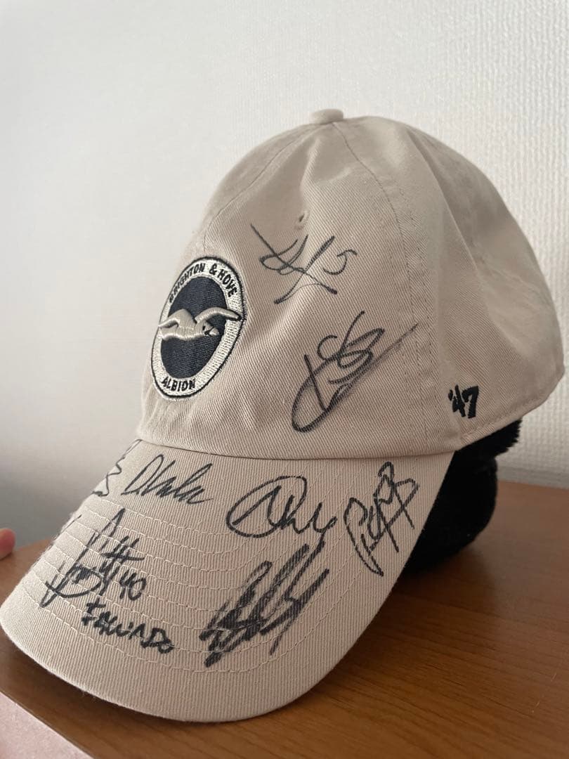 ブライトン　選手サイン入りキャップ