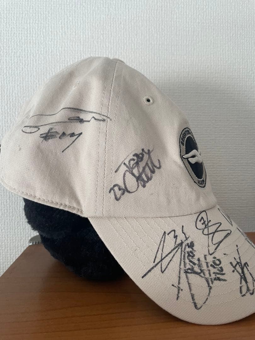 ブライトン　選手サイン入りキャップ