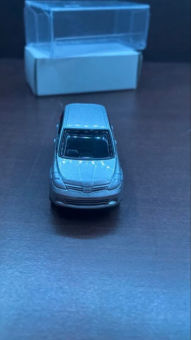 トミカ 日産 ティーダ ブリリアントシルバー カラーサンプル