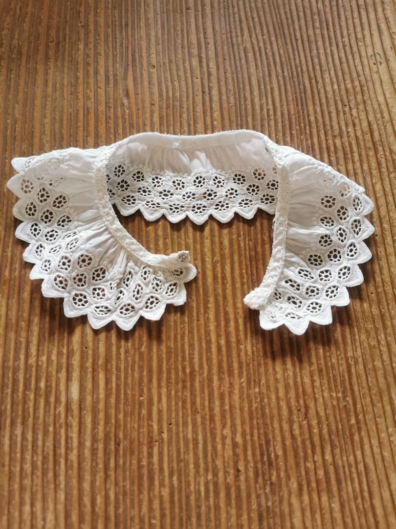 アンティークフランス 透かしと盛上げ手刺繍のガロンレース スカラップトリム付け襟