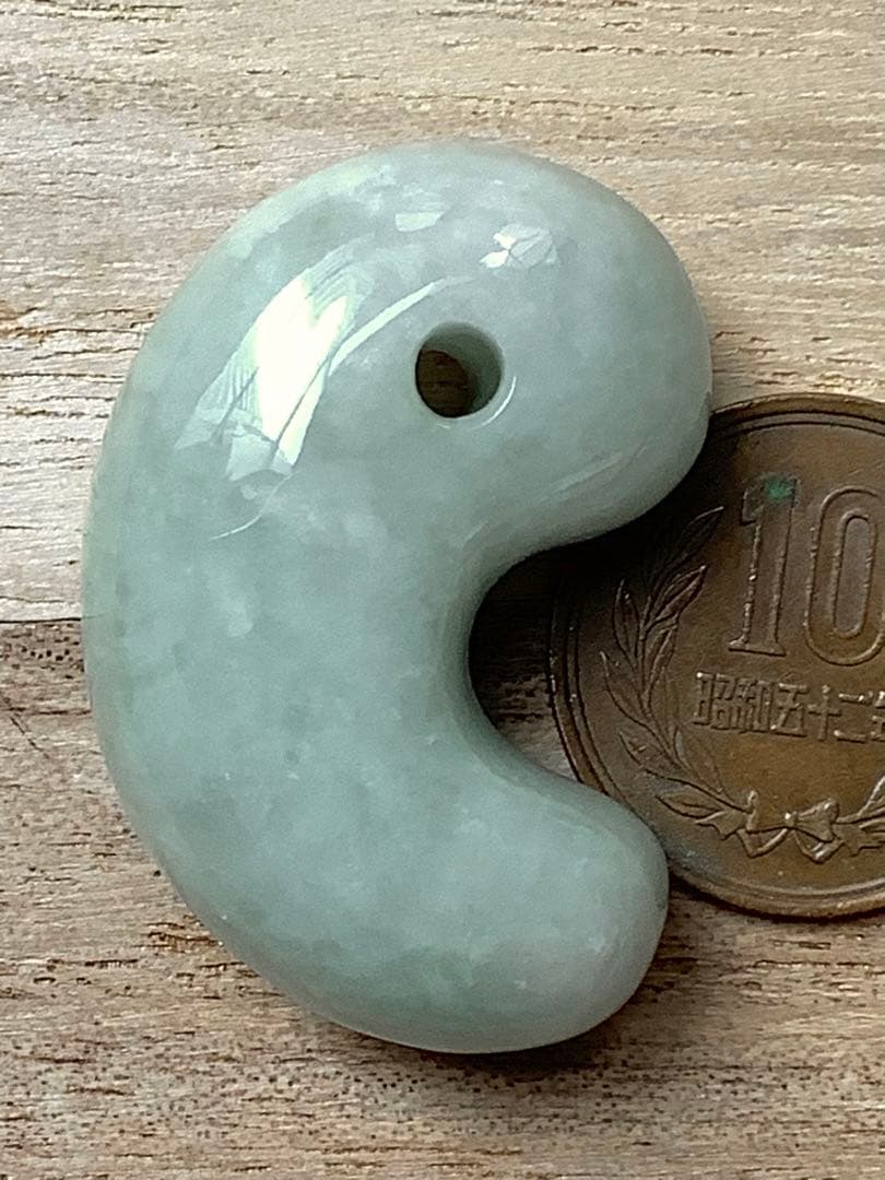 ✳味身良好極上　絶対のおすすめ‼️30万円以上します糸魚川翡翠勾玉　鑑別書付極上物