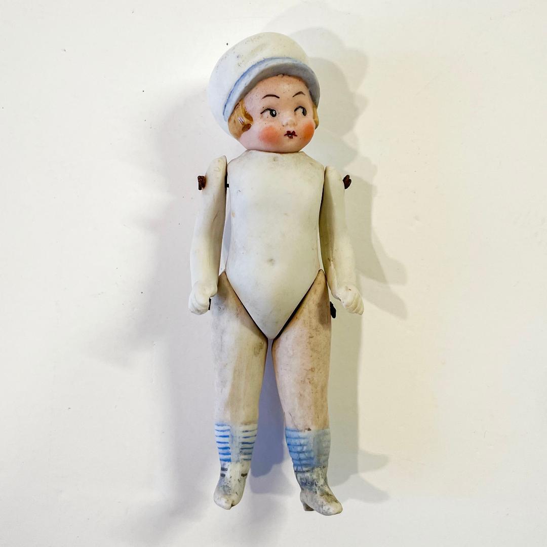 帽子の女の子のビスクドール・ドイツ1920年頃・アンティーク 縞靴下の子