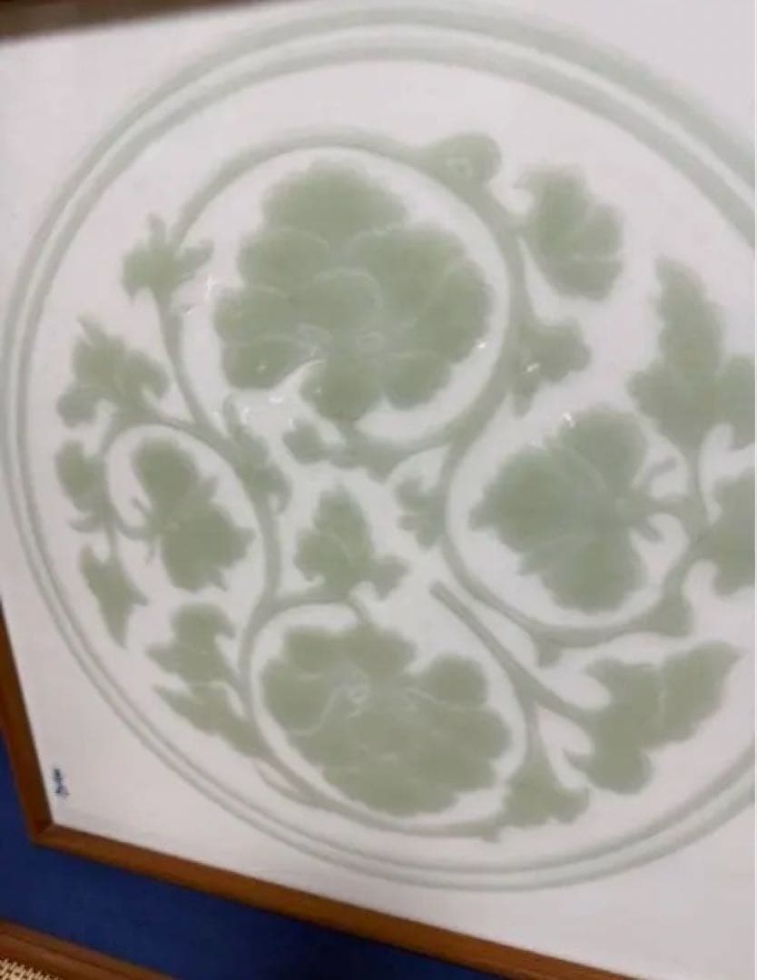 重要無形文化財（人間国宝）　井上萬二　 本人作　額　「白磁緑釉牡丹彫文」0708