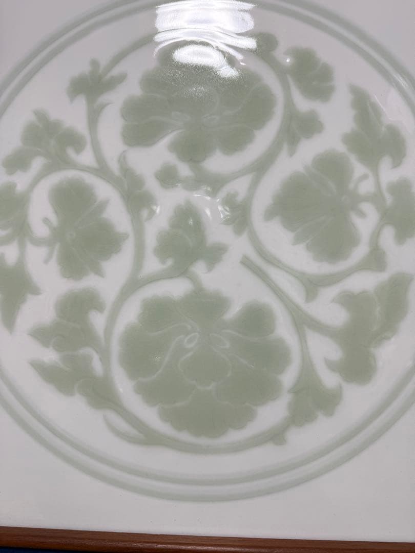 重要無形文化財（人間国宝）　井上萬二　 本人作　額　「白磁緑釉牡丹彫文」0708