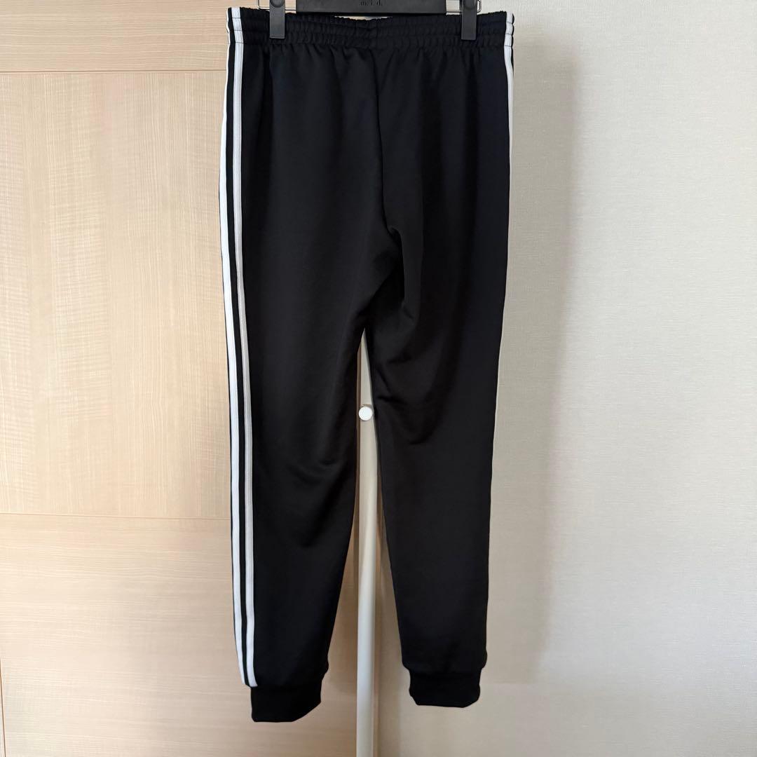 adidas ブラック ジョガーパンツ