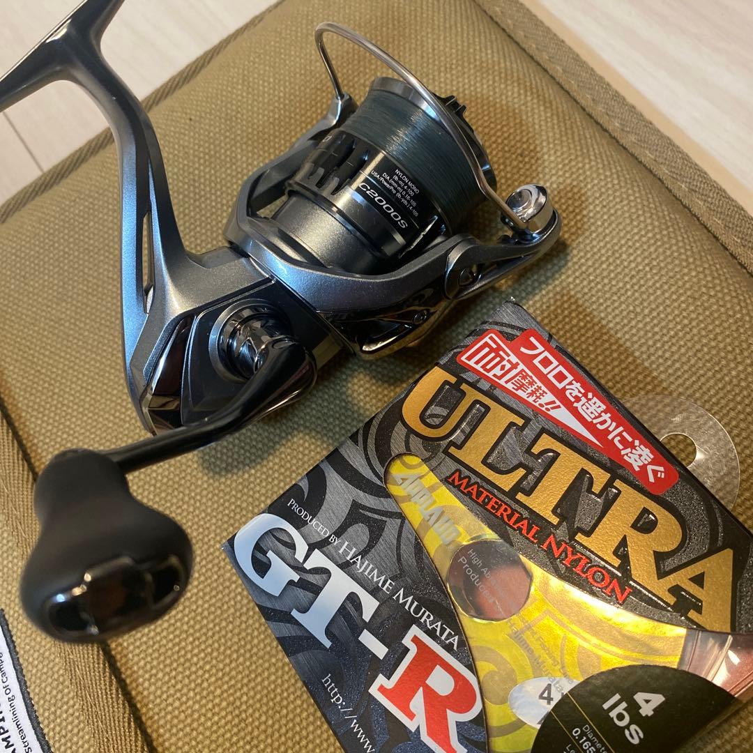 C2000Sスピニングリール メタリックシルバー 4ポンドライン付き！